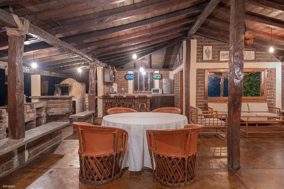 Interior de la terraza de noche